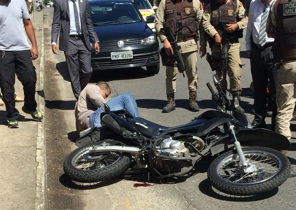 Policial militar foi preso em flagrante roubando no Imbuí; ele é um dos acusado de matar o jovem Geovane. (Foto do leitor). Policial militar foi preso em flagrante roubando no Imbuí; ele é um dos acusado de matar o jovem Geovane. (Foto do leitor).