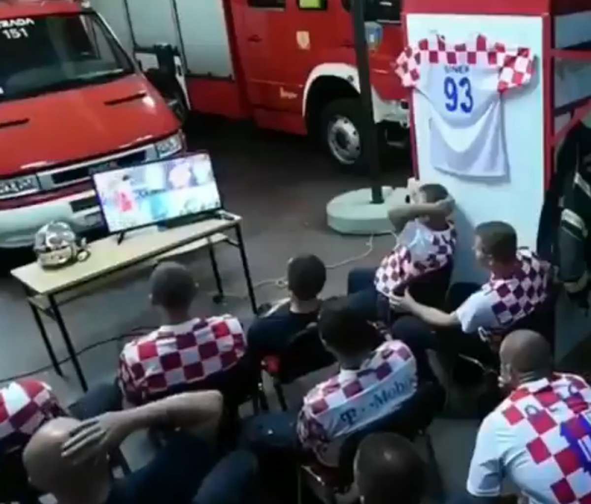 Bombeiros croatas foram interrompidos durante a disputa de pênaltis e nãp pensaram duas vezes diante do chamado do dever (é de fazer corar a cara de não poucos a atitude) Bombeiros croatas foram interrompidos durante a disputa de pênaltis e nãp pensaram duas vezes diante do chamado do dever (é de fazer corar a cara de não poucos a atitude)