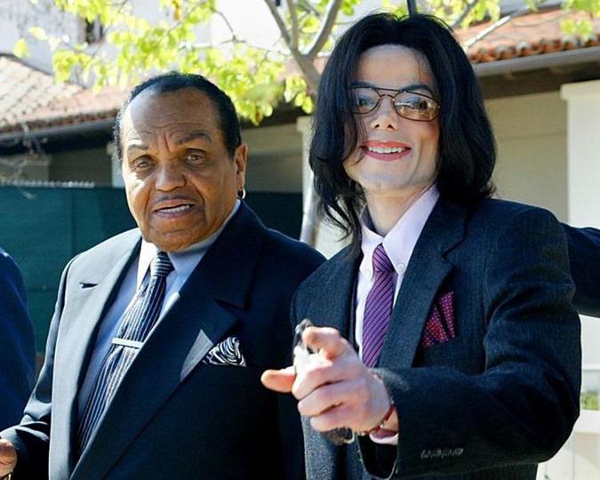 O rei do pop já revelou em entrevistas as diversas crueldades que sofreu durante a infância ao lado do pai (foto: Kimberly White/AFP) O rei do pop já revelou em entrevistas as diversas crueldades que sofreu durante a infância ao lado do pai (foto: Kimberly White/AFP)