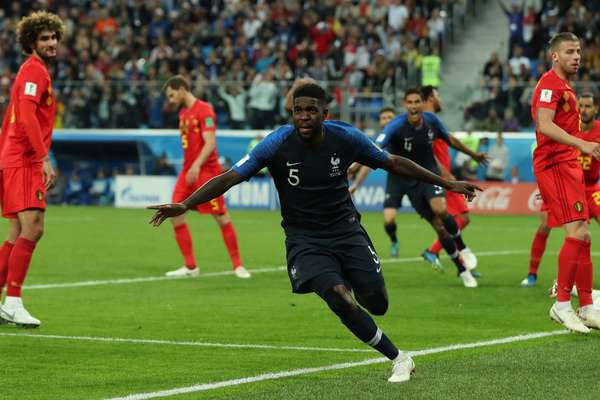 Umtiti, um zagueiro, comemorando a autoria do único gol da partida, que daria a vitória para a França