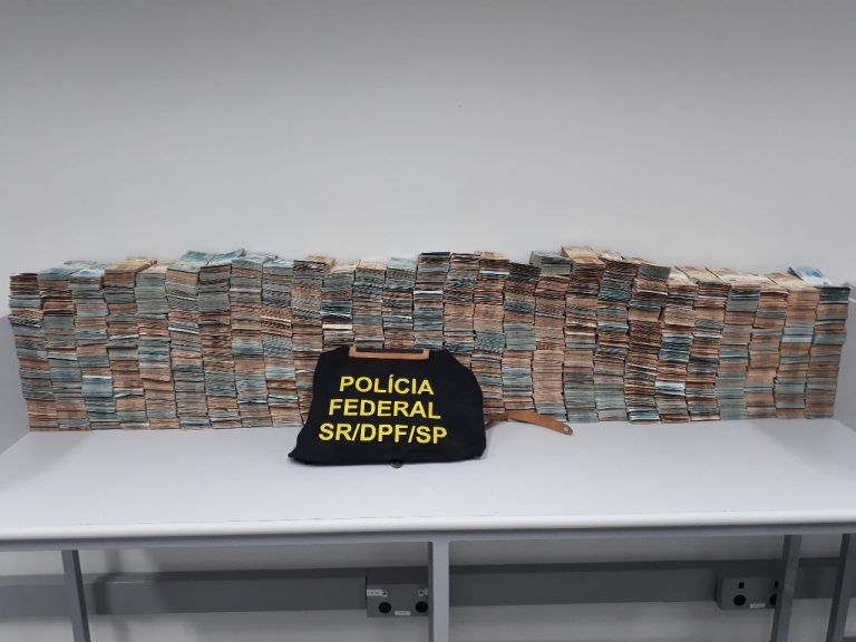 Foto de aproximadamente R$ 4,6 milhões e US$ 217 mil, apreendidos em residência de agente político em Mongaguá/SP. Crédito: PF
