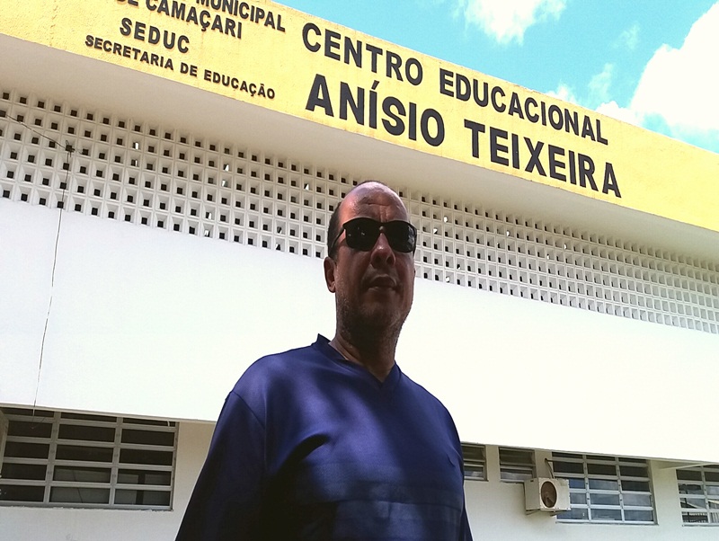 Diretor Dinaldo Cardoso, 46 anos, exonerado por um erro singelo - comparado a outros cometidos, talvez, por outros sem punição alguma - que cometeu tentando acertar, mas não teve seus argumentos nem o humilde pedido de desculpas aceitos pela prefeitura Diretor Dinaldo Cardoso, 46 anos, exonerado por um erro singelo - comparado a outros cometidos, talvez, por outros sem punição alguma - que cometeu tentando acertar, mas não teve seus argumentos nem o humilde pedido de desculpas aceitos pela prefeitura