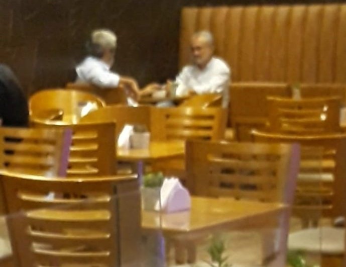 Ex-prefeito Admar Delgado e o secretário de Administração de Camaçari, flagrados em conversa reservada em shopping de Salvador
