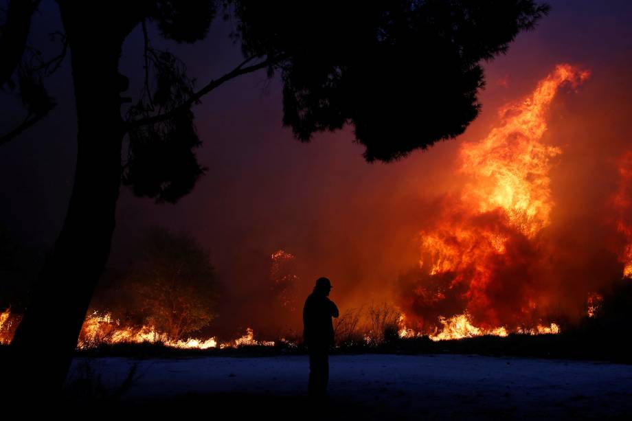O cheiro acre, lufadas de vento com fumaça e montes de lixo incinerado davam à comunidade litorânea um ar de apocalipse O cheiro acre, lufadas de vento com fumaça e montes de lixo incinerado davam à comunidade litorânea um ar de apocalipse