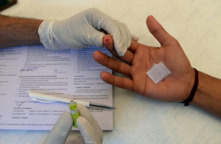 Enfermeira indiana realiza teste de HIV/AIDS em Nova Déhli, no dia 13 de fevereiro de 2017 - AFP
