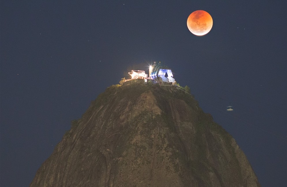 Eclipse lunar fotografado no Pão de Açúcar na sexta-feira, 27. (Foto: Carlos Kiko Fairbairn/Facebook) Eclipse lunar fotografado no Pão de Açúcar na sexta-feira, 27. (Foto: Carlos Kiko Fairbairn/Facebook)