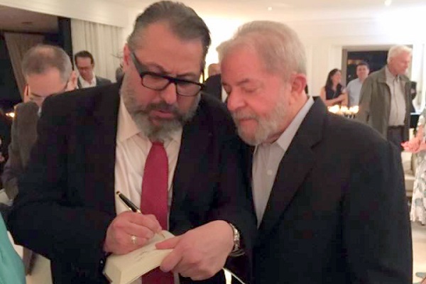 Leonardo Isaac Yarochewsky é um dos coautores do livro O Caso Lula: a luta pela afirmação dos direitos fundamentais no Brasil. Na foto, ele autografa um exemplar para o ex-presidente Lula (Fotos: Arquivo pessoal)