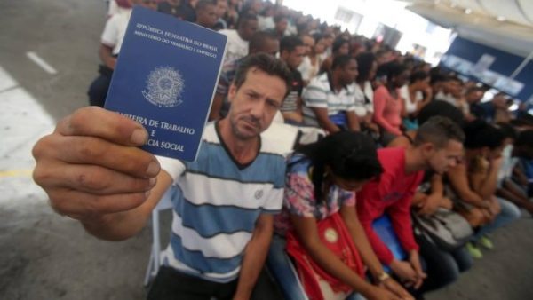 Com esse aumento do desemprego, a renda média do trabalhador empregado também despencou (Foto: Reprodução)