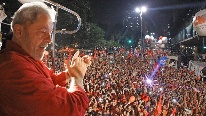 Lula: 'Já derrubaram uma presidenta eleita; agora querem vetar o direito do povo escolher livremente o próximo presidente. Querem inventar uma democracia sem povo'