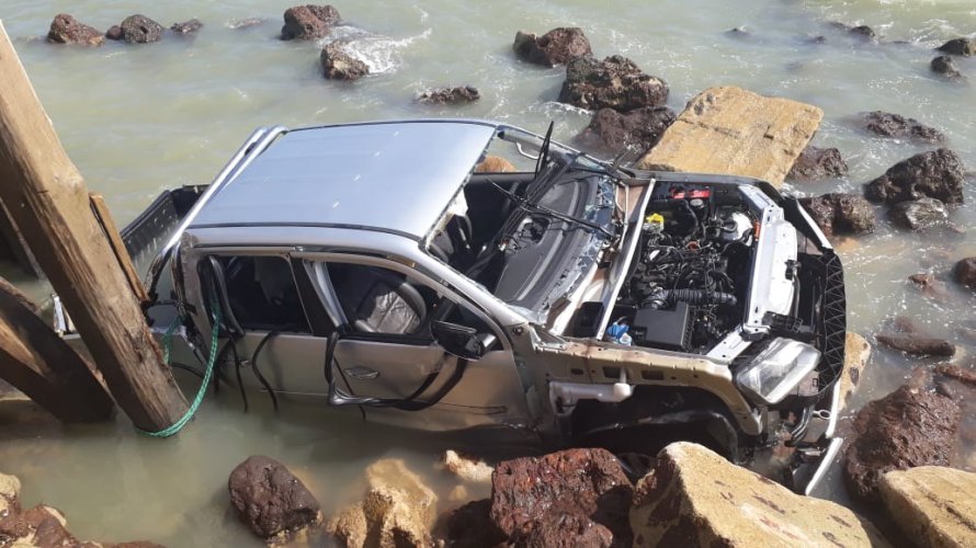 Maré destruiu o carro, que só não o arrastou por que populares o amarraram (BNews) Maré destruiu o carro, que só não o arrastou por que populares o amarraram (BNews)