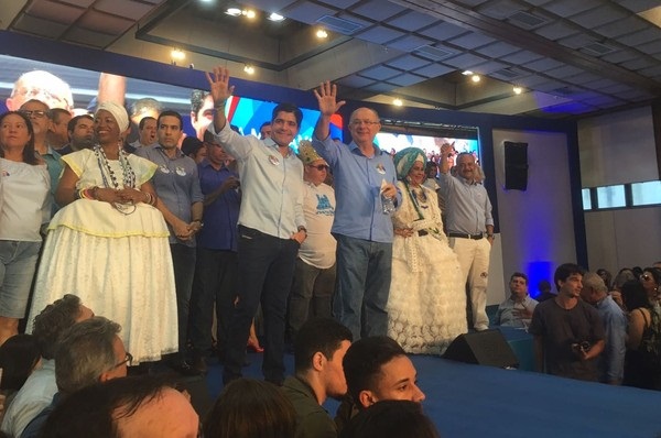 Candidatura de José Ronaldo, na foto ao lado do prefeito de Salvador ACM Neto, foi confirmada em convenção pelo DEM (Foto: Alan Tiago Alves/G1)