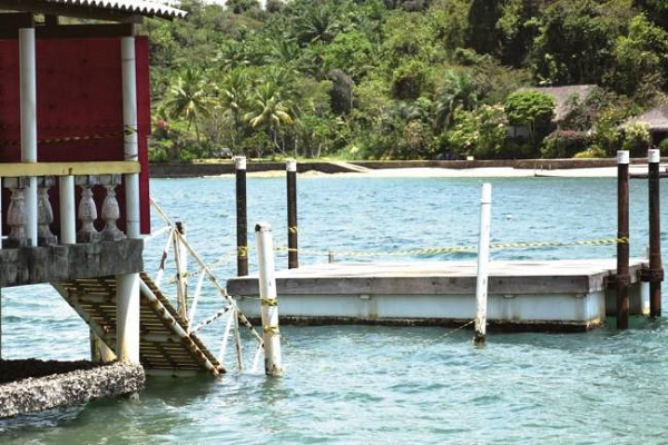 No último sábado 17, aconteceu o segundo acidente, com a queda da estrutura do segundo ‘píer’ da Ilha de Maria Guarda, jogando cerca de dez pessoas na água (Foto: Romildo de Jesus)