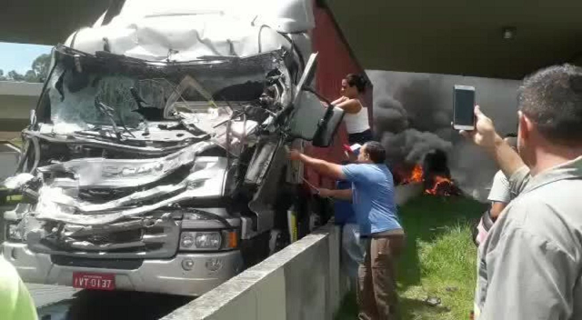 Leilaine Rafael da Silva, de 29 anos, passou ao lado do acidente que matou o jornalista Ricardo Boechat (Foto: Reprodução)