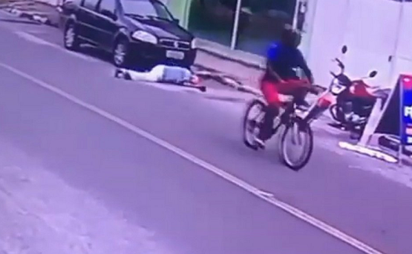 Vídeo mostra momento em que suspeito agride idoso (Foto: Reprodução | TV Bahia)