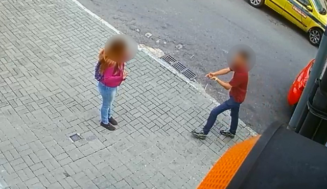 Imagens chamaram a atenção de internautas pela forma como um dos envolvidos aborda a vítima (Foto: Reprodução)