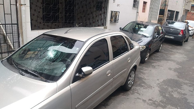 Moradores relatam que o ataque foi protagonizado por um grupo de seis homens armados, encapuzados e com roupa similar ao uniforme do Exército (Foto: Mauro Akin Nassor | CORREIO)