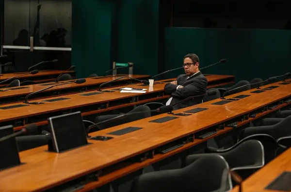O deputado federal Orlando Silva (PCdoB-BA), no plenário da Comissão Especial da Reforma da Previdência, em Brasília (Foto: Gabriela Biló | Estadão)