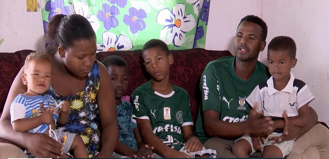 Andrea, os quatro filhos e o marido moram em uma casa humilde de Feira de Santana (Foto: Reprodução | TV Bahia)