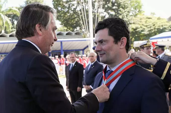 Jair Bolsonaro e Sergio Moro - ministro também tem sofrido desgaste diante das tentativas de Bolsonaro de interferir na estrutura da Polícia Federal (Foto: Marcos Corrêa | Planalto | Flickr)