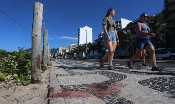 Marca de sangue no local onde chineses foram atacados a facadas (Foto: WhatsApp | O DIA)