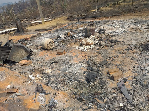 Incêndio foi registrado na terça-feira (13) em propriedades rurais na Linha TB-14 (Foto: Reprodução | Redes Sociais) 