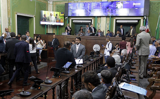 Vereadores de Salvador levaram a plenário e aprovaram o projeto que regulamenta o transporte por aplicativos na cidade (Foto: Reprodução)