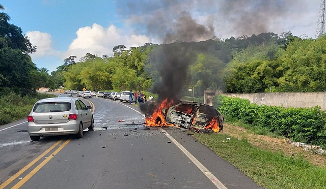 Carro pegou fogo após bater em outro veículo na estrada da Cascalheira(Foto: Divulgação | Polícia Rodoviária Estadual)
