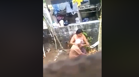 Idosa com dificuldade para caminhar é agredida e obrigada a 'varrer' quintal de casa (Foto: Print | Vídeo)