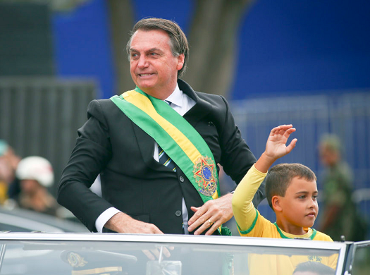 Ivo Cesar Gonzales, 9 anos, desfila ao lado de Bolsonaro (Foto: Reprodução)