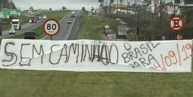 Faixa colocada por caminhoneiros em Ponta Grossa, no Paraná (Foto: Reprodução | TV Globo)