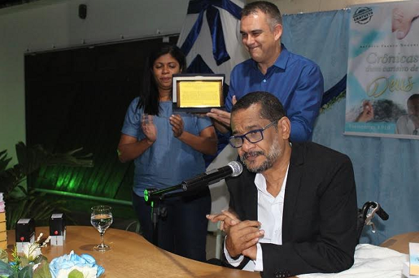 Pastor Alan Capriles e esposa sendo homenageado por Antônio Franco Nogueira durante o 8º A Carne na Brasa - Foto: Anami Brito