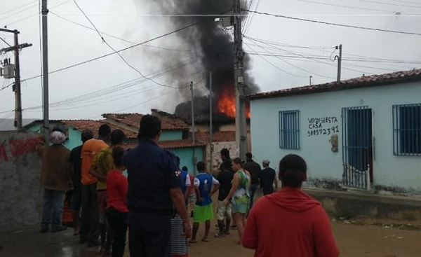 Curto-circuito desencadeou incêndio na casa (Foto: Reprodução)