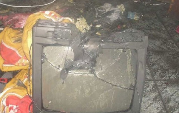 Segundo a mãe da garota, o curto-circuito começou pela TV (Foto: Reprodução)