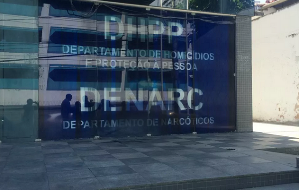 Caso foi registrado na delegacia de Tancredo Neves, que acionou o DHPP (Foto: Rafael Teles | G1 Bahia)