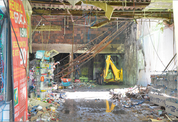 Interior da farmácia ficou completamente destruído (Foto: Mauro Akin Nassor | Arquivo CORREIO)
