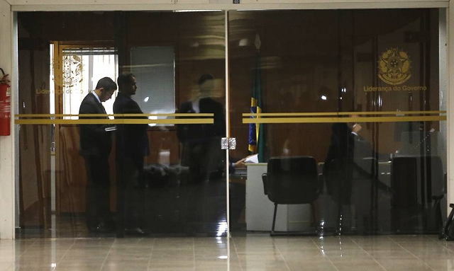 Políciais federais no gabinete do senador Fernando Bezerra Coelho, líder do governo Bolsonaro no Senado (Foto: Jorge William | O Globo)