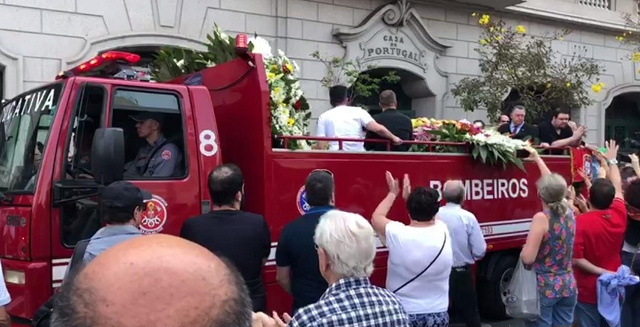 Corpo de Roberto Leal deixa velório em caminhão do Corpo de Bombeiros (Foto: Reprodução)