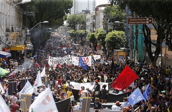 Predominou no protesto cartazes e placas exigindo investimentos na área da educação (Foto: Reprodução)