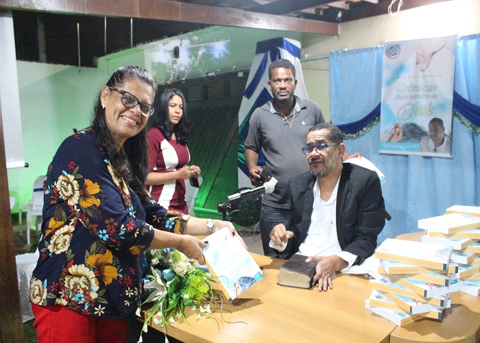 Ana Marú Carvalho Lisboa, ou 'irmã Maru', recebendo seu exemplar do livro - Foto: Anami Brito