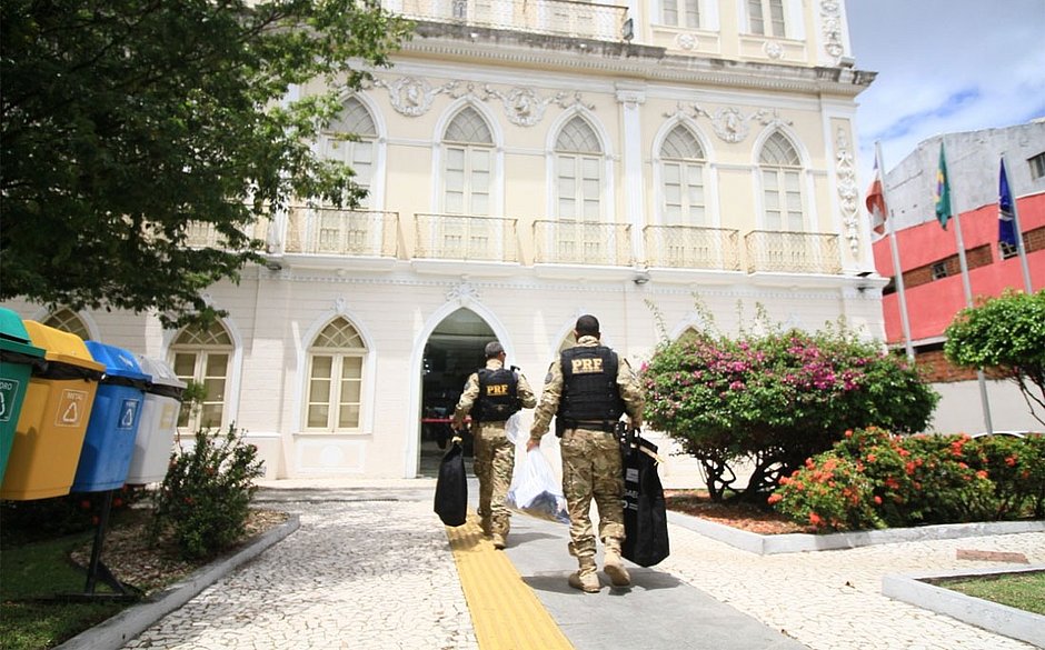 O servidor, que está detido na sede do MP-BA, cobrava normalmente R$ 45 para cada ponto retirado de CNHs. (Foto: Mauro Akin Nassor/CORREIO)
