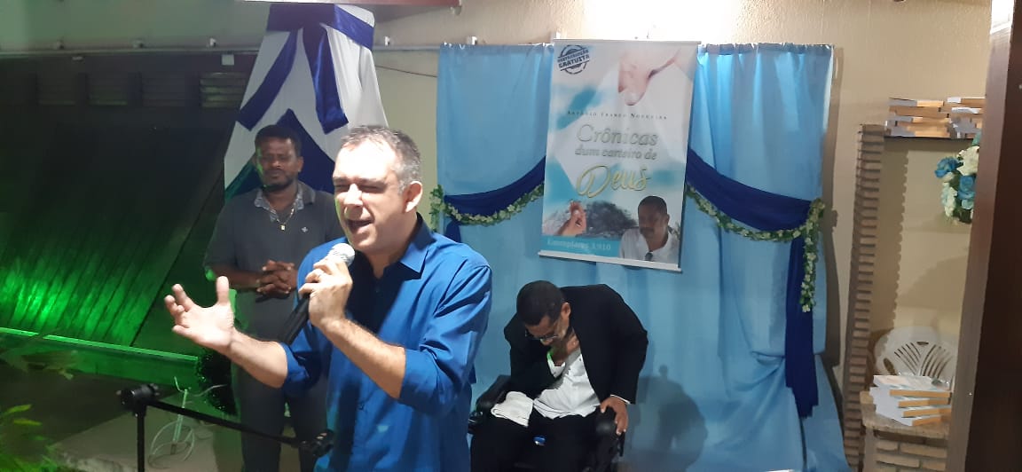 Pastor Alan Capriles fazendo a oração de abertura do 8º A Carne na Brasa - Foto: Anabi Brito