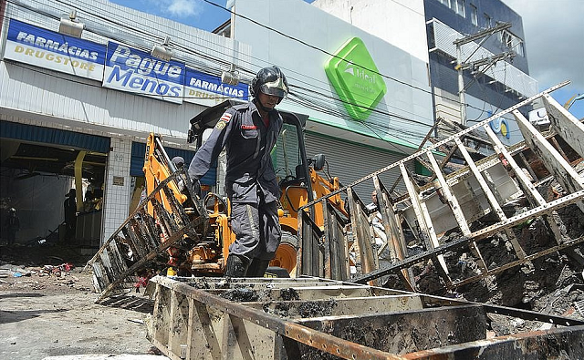 Tragédia em farmácia deixou 10 mortos em Camaçari (Foto: Mauro Akin Nassor | Arquivo CORREIO)