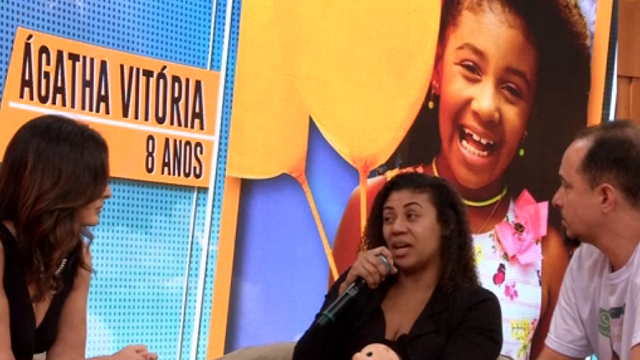 Emocionados, Adegilson Felix e Vanessa Francisco Sales, pais de Ágatha Vitória participaram do programa Encontro com Fátima (Foto: Reprodução)