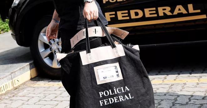 Policial federal carrega uma bolsa ao chegar à sede da Polícia Federal em São Paulo (Foto: REUTERS | Nacho Doce)