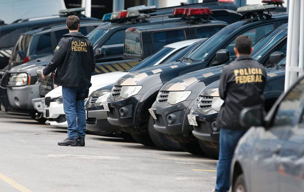 Cerca de 80 policiais federais cumprem 22 mandados de busca e apreensão nas casas e escritórios dos envolvidos e em quarto agências do INSS (Foto: Reprodução)