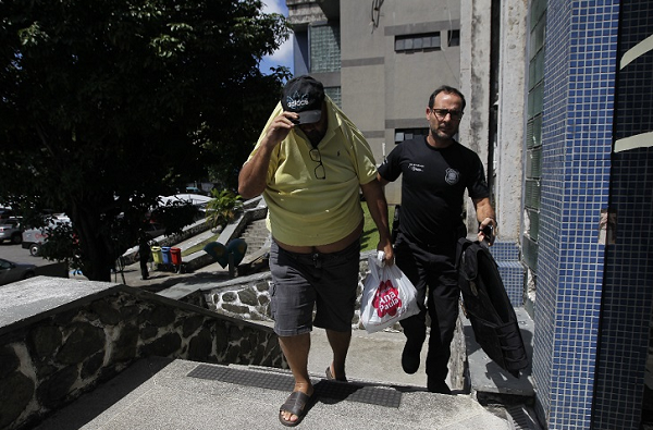 Empresário escondeu o rosto na chegada à sede da Polícia Federal (Foto: Arisson Marinho | CORREIO)