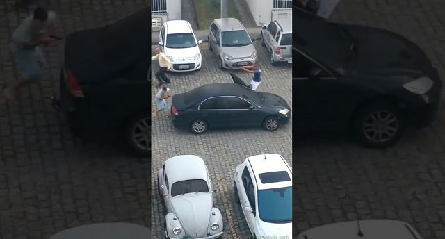 Morador registrou a briga e fez um vídeo do momento em que pelo menos um dos disparos é feito (Foto: Reprodução)