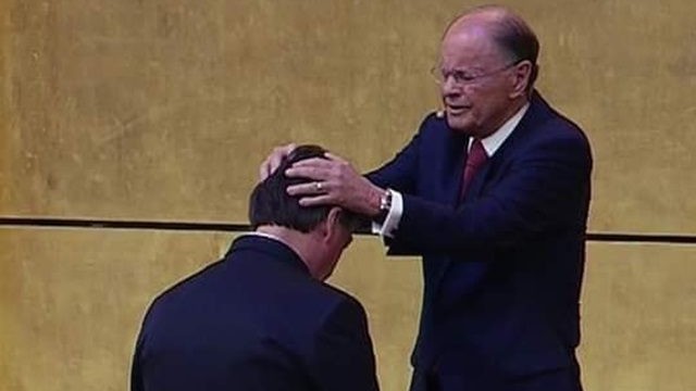 Presidente do Brasil, Jair Bolsonaro, ajoelhado diante de Edir Macedo - Foto: IstoÉ