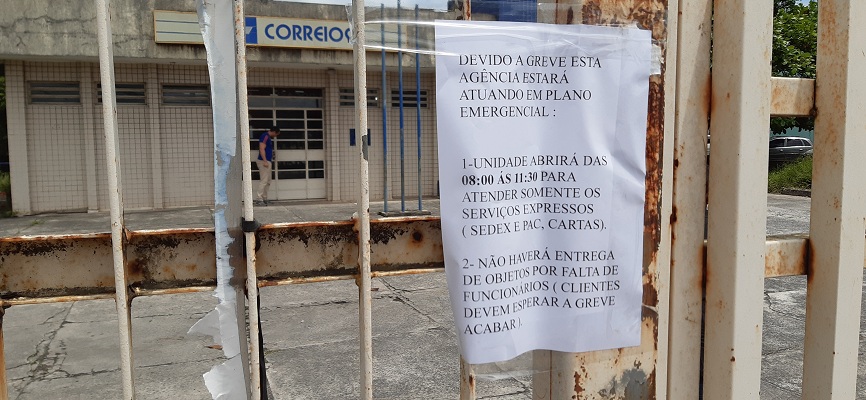Aviso dos Correios Camaçari sobre funcionamento durante a greve. Foto: Camaçari Fatos e Fotos