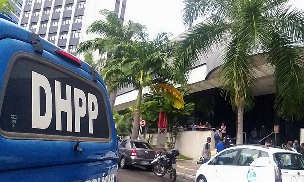 Equipes do DHPP apuram o acidente no hotel (Foto: Mauro Akin Nassor | CORREIO)